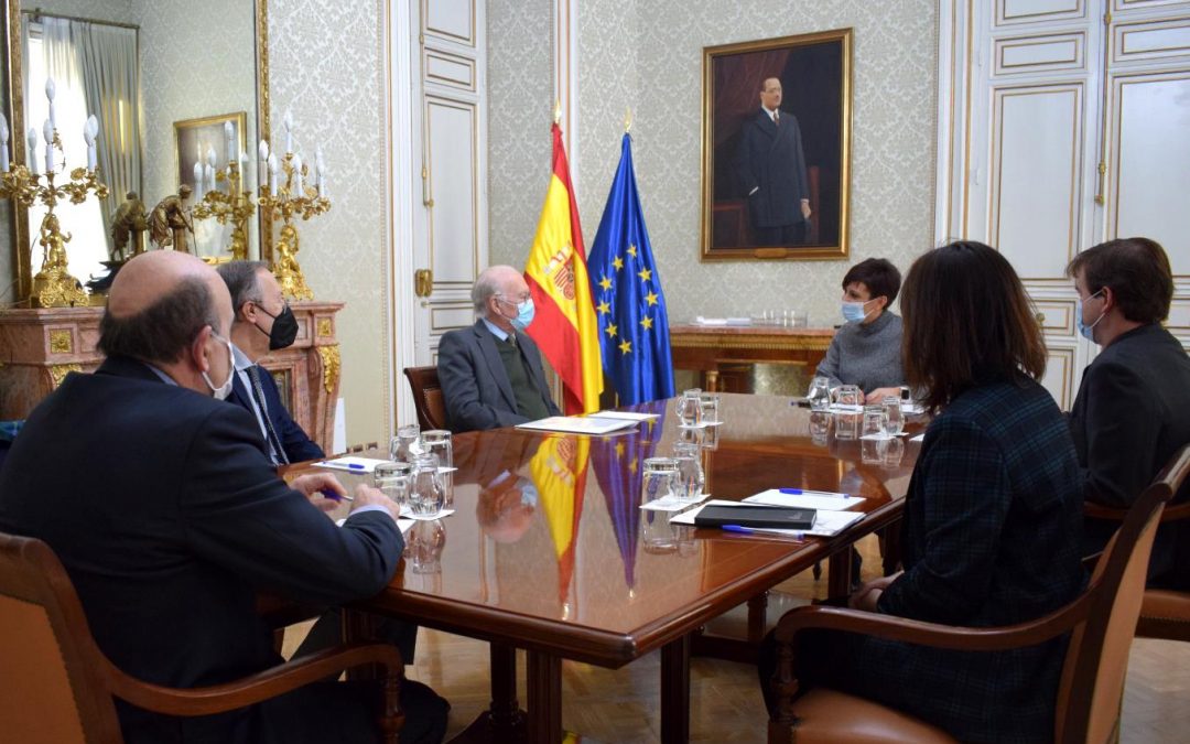 Isabel Rodríguez se reúne con una delegación de la AEF, encabezada por su presidente, Nicolás Sartorius