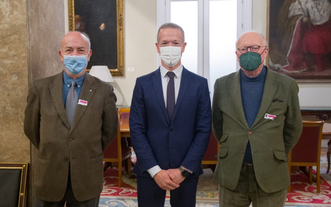 El presidente de Senado recibe a una representación de la Asociación por una España Federal